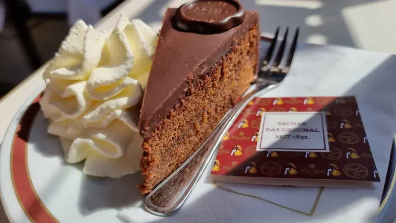 Original Sachertorte na ikonickém talířku z kavárny hotelu Sacher