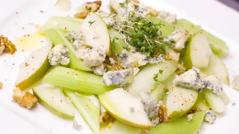 hruškovo celerový salát s nivou