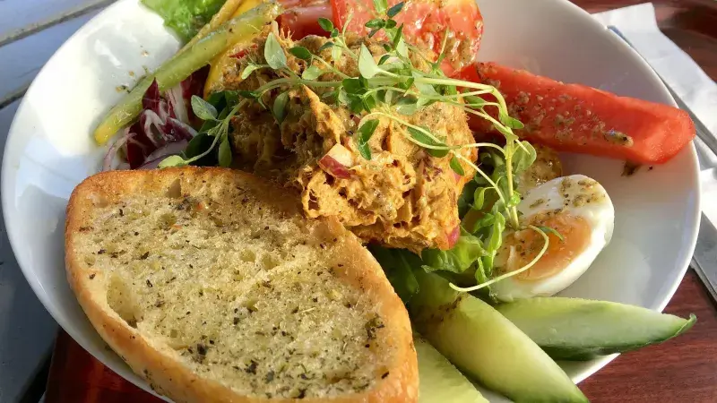 tuňák s topinkou a zeleninou