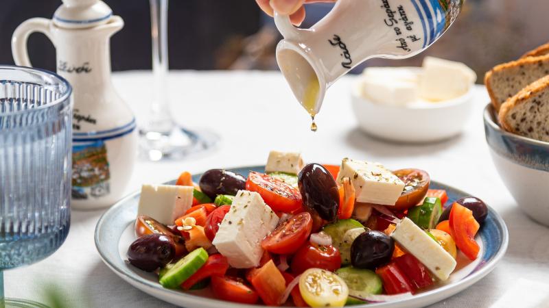 Řecký salát se sýrem feta, olivami a zeleninou