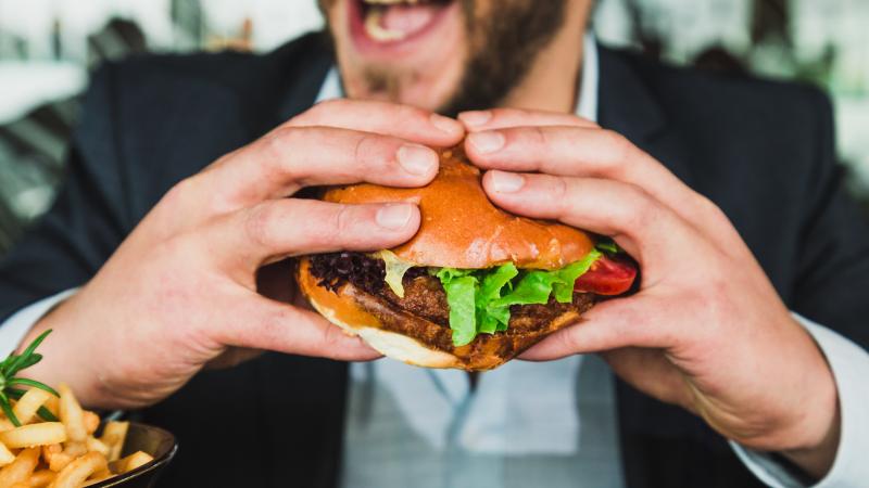 Muž jí hamburger