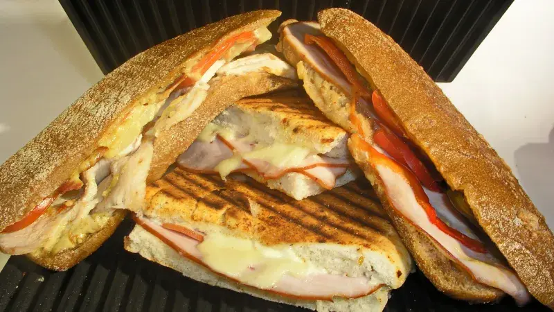 Toasty s pečeným česnekem a kozím sýrem