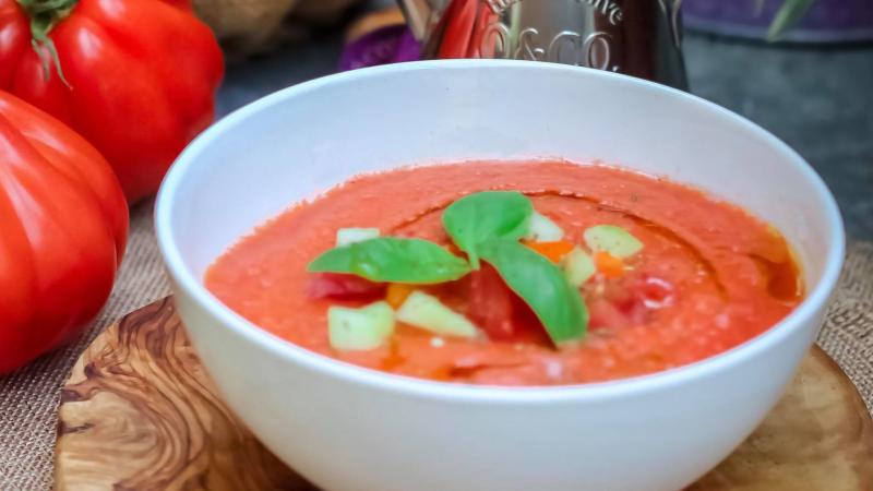Rajská polévka s bramborami a jarní cibulkou