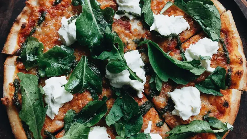 pizza s rukolou a mozzarellou