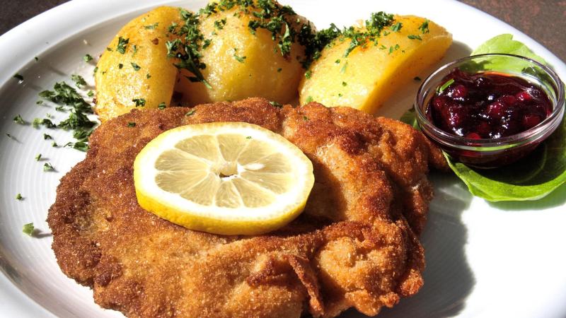 řízek s bramborem a brusinkami řízek s bramborem a brusinkami