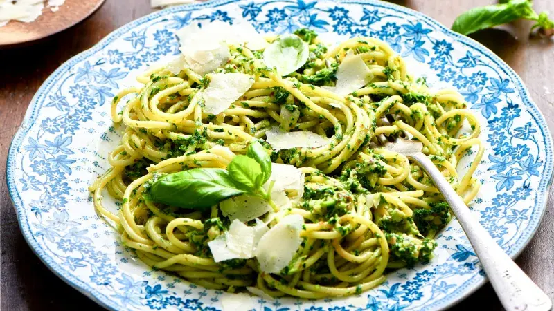 Špagety s pestem a parmazánem