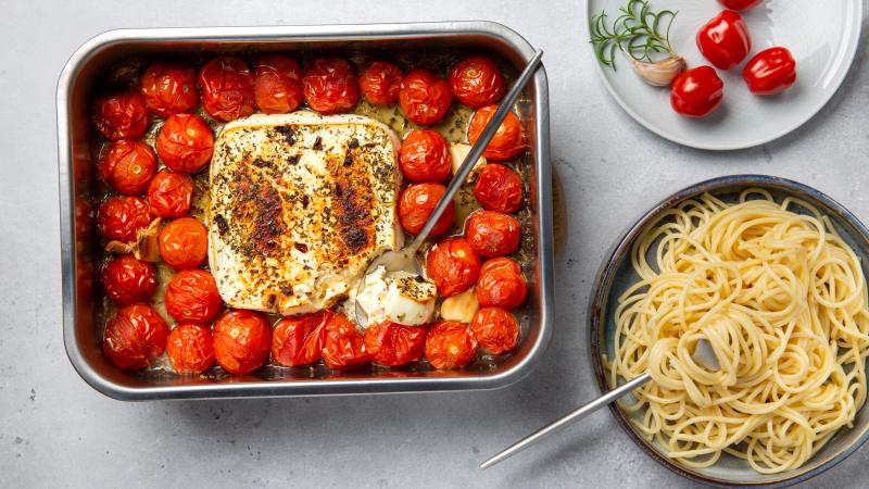 Baked feta pasta: lahodná omáčka z pečených rajčat a sýru