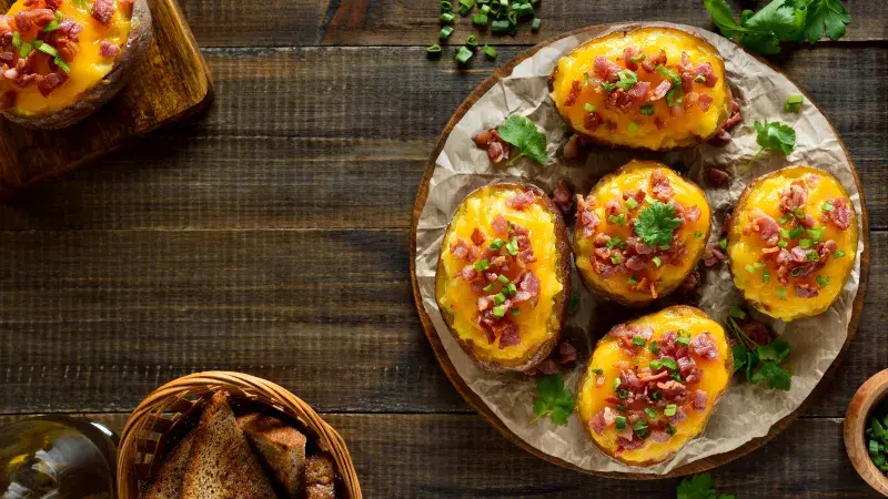 Plněné brambory se slaninou a zelenou cibulkou