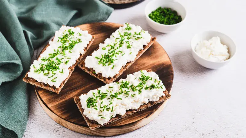 Chléb s tvarohovou pomazánkou a pažitkou