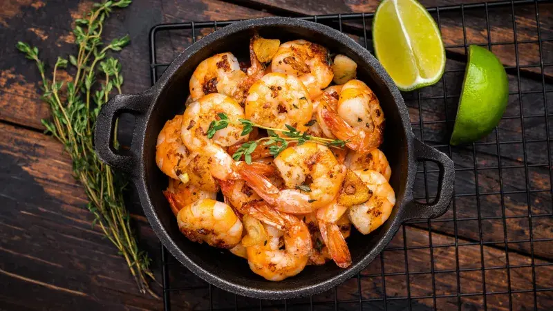 Pražené krevety s česnekem a máslem