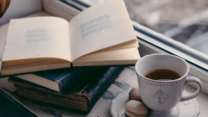 Káva a otevřená kniha