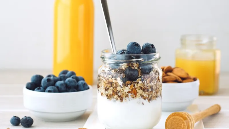 snídaně: jogurt s ovocem a ovesnými vločkami a smoothie