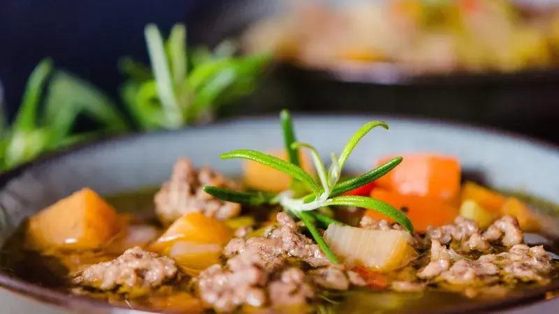 Mleté maso s pečenými bramborami