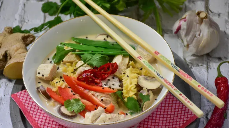 Teplý kuřecí salát s nudlemi