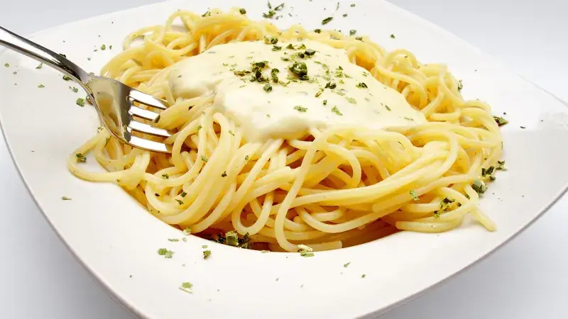 špagety se sýrovou omáčkou