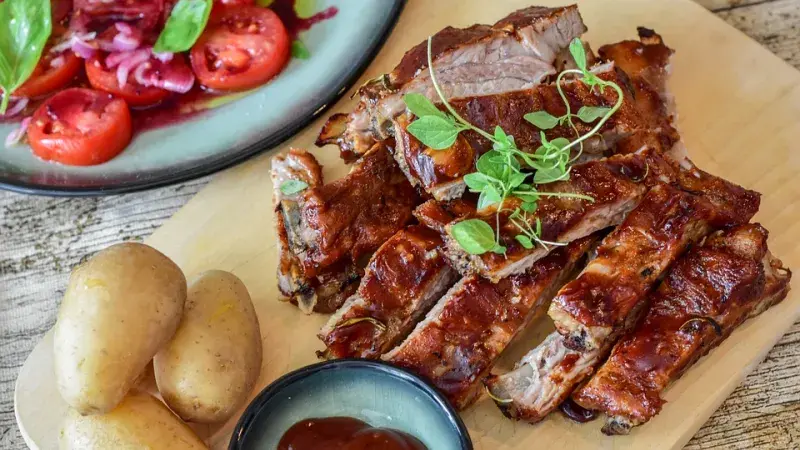 Pikantní pečená žebírka