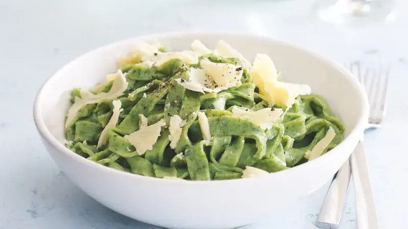 Pesto z natí dodá barvu a chuť těstovinám