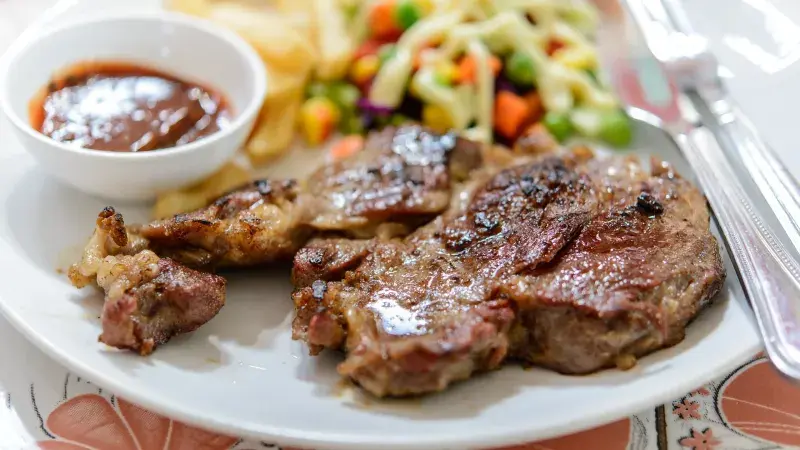 grilované maso s omáčkou