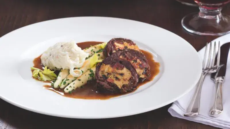 Husí roláda s kedlubnovým zelím a tvarohovými šiškami