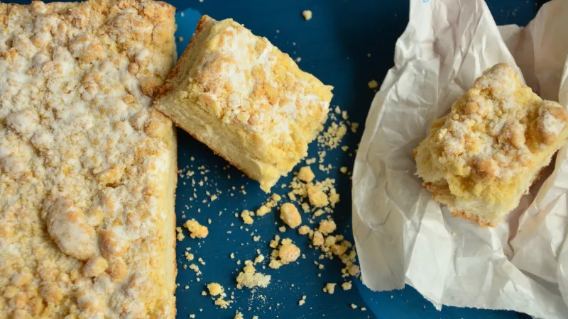 Obyčejný hrníčkový koláč se skořicovou drobenkou