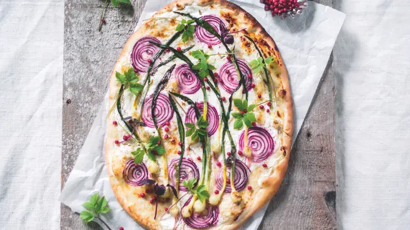 Tarte flambée s medvědím česnekem a bršlicí