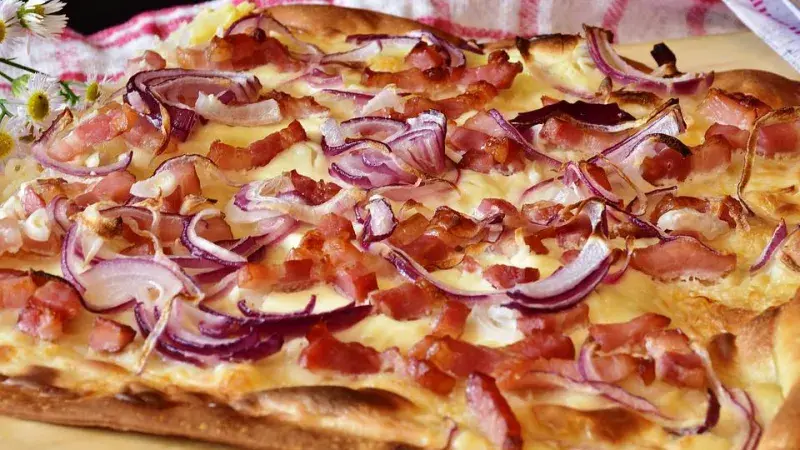 Koláč s červenou cibulí