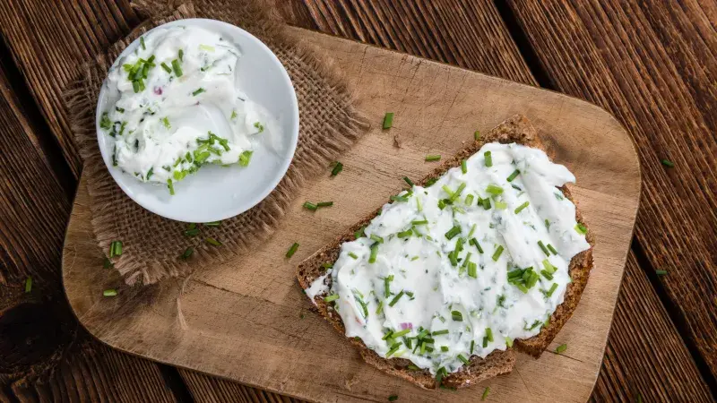 Chléb s tvarohovou pomazánkou