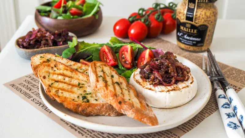 Grilovaný hermelín se zkaramelizovanou cibulkou