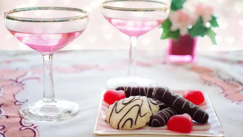 čokoládové pralinky a růžové víno