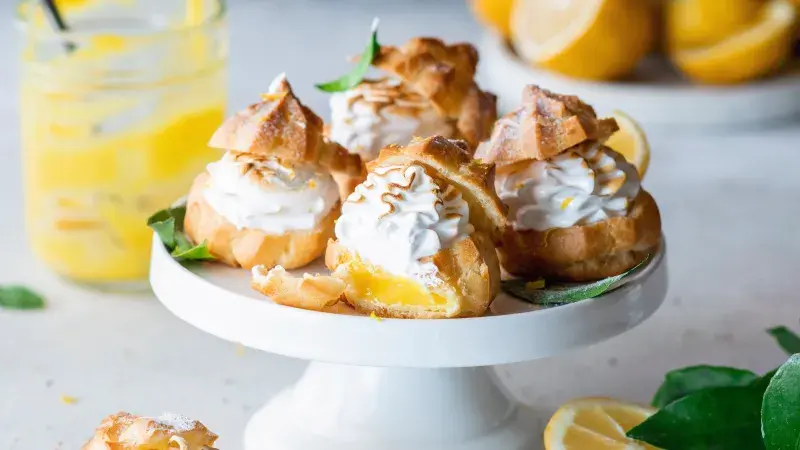 Větrníčky s citronovým krémem a sněhem