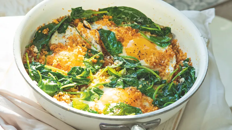 Vejce v parmazánové strouhance se špenátem