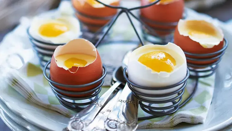 Pěna z bílé čokolády s meruňkovým džemem ve skořápce