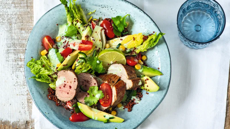 Vepřová panenka se salátem a quinoou