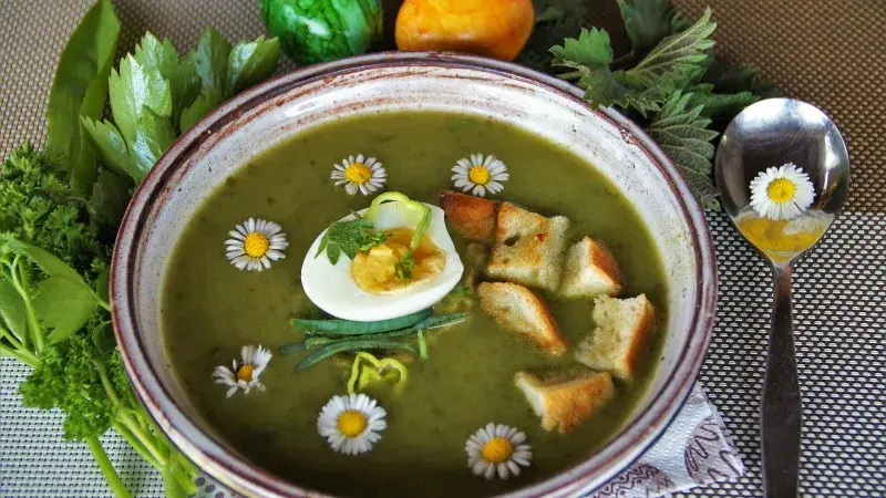 špenátová polévka s vejcem