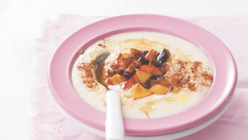 Krupicová kaše s jablky a skořicí