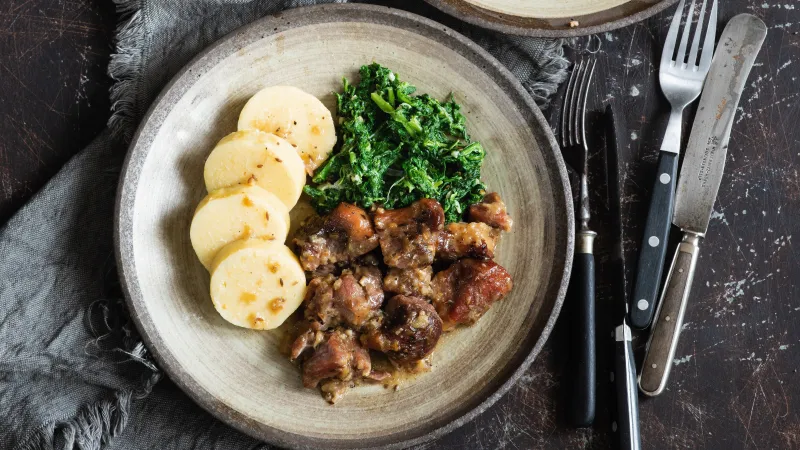 Výpečky se špenátem a bramborovým knedlíkem