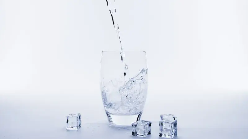 nakévání vody do sklenice