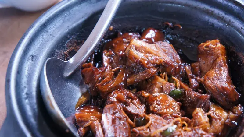 Trhané vepřové se škubánky a medovo-ořechovou řepou