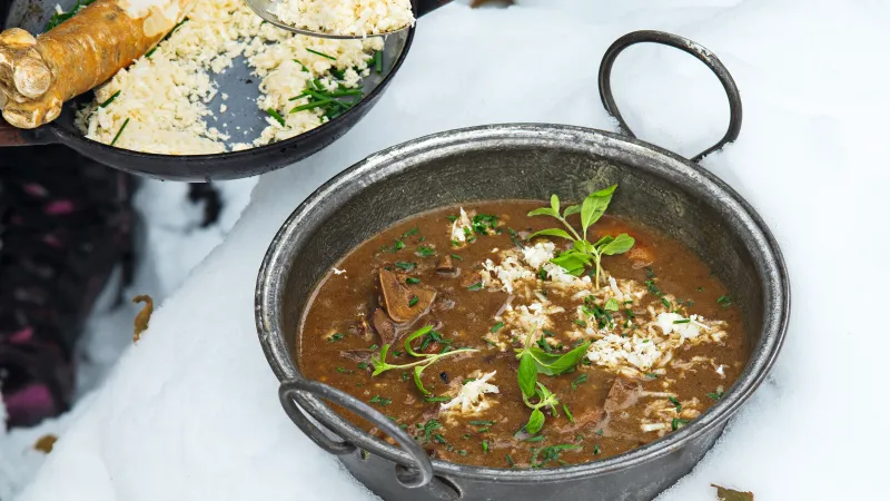 Zabijačkový guláš se špekovými knedlíky s kroupami