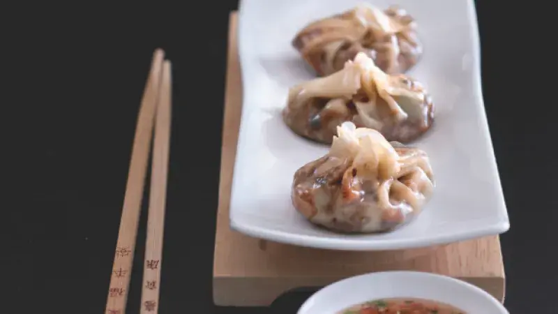 Zeleninové asijské knedlíčky se švestkovou omáčkou