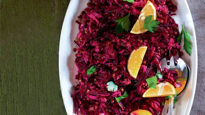 Rýžovo-čočkový salát s červenou řepou