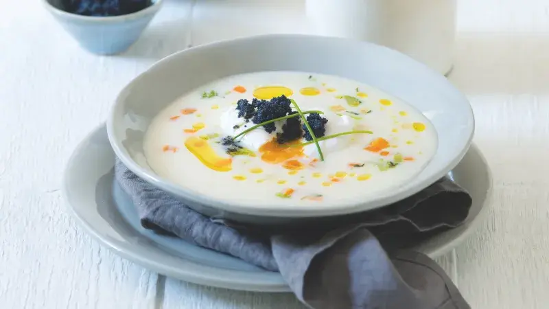 Rybí krémová polévka se zastřeným vejcem a kaviárem