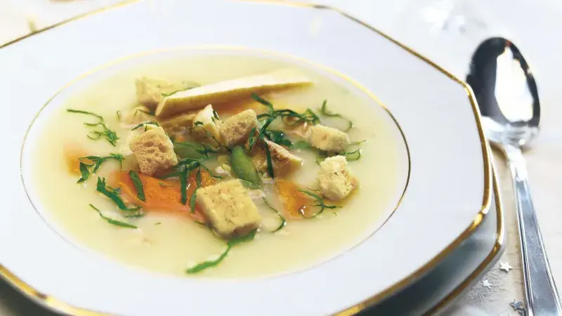 Rybí polévka s krutonky