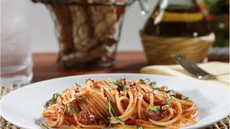 Barilla Spaghetti s italskou klobásou, rajčatovou omáčka a bazalkou
