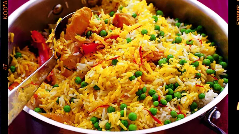 Šafránová rýže s kuřetem a paprikami