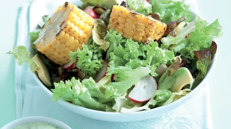 Salát s avokádem a opékanou kukuřicí