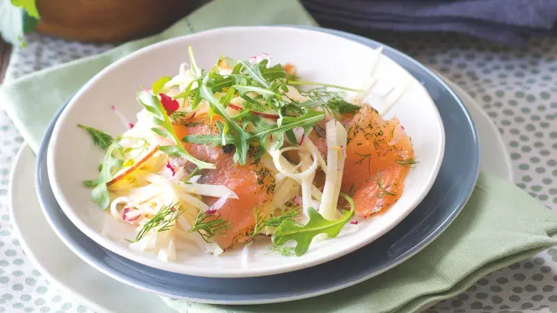 Salát s marinovaným lososem