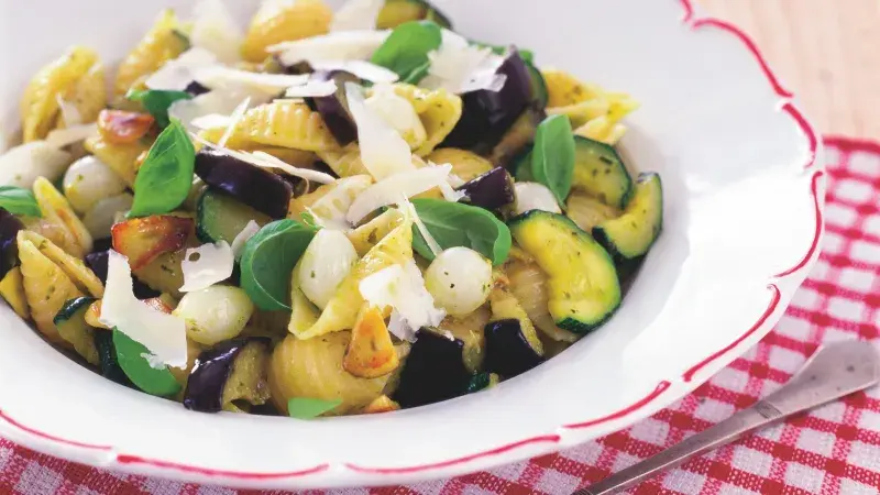 Salát s nakládanými cibulkami