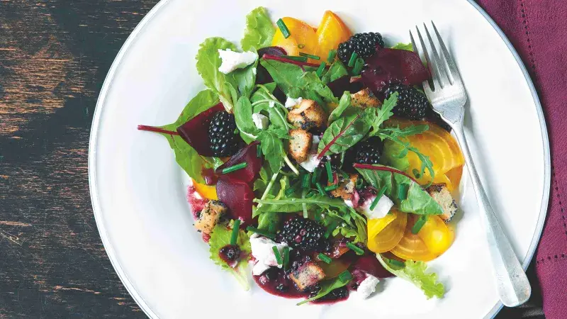 Salát s ostružinami a řepou dvou barev