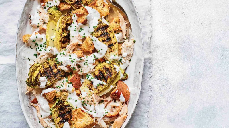 Salát s pečeným kuřetem a jogurtovo-cibulovým dresinkem